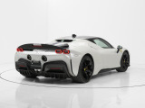 Assetto Fiorano装着車はテールエンド部のスポイラーが大型化されております。