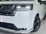 【LEDヘッドライト】悪天候や夜間走行時も良好な視界を確保し安心して運転できる高輝度LEDヘッドライトを装備!点灯速度が早く、消費電力も抑えられています。