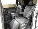 ゆとりある広々とした車内空間は、ドライブを始め買い物やレジャーなど、幅広く活躍します。一人でもみんなとでもお出かけを楽しみましょう!