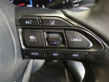 ステアリング右側には、運転支援機能を手元で操作できるスイッチ類を配置しています