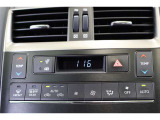 エアコンパネルはシンプルで操作性に優れたプッシュ式。運転席と助手席のエアコンはパーソナル設定で、席によって快適な温度設定が出来ます。