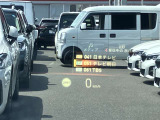 人気のヘッドアップディスプレイ!現在の車速、ナビゲーション・システムによるルート案内の矢印表示、チェック・コントロール、前車接近警告など、さまざまな情報をドライバーの視界内に直接表示いたします!