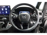 運転中もハンドルでの操作が可能です。特に高速道路等の目が離せない運転時には、便利さだけでなく、安全性も兼ね備えております。