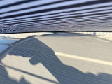 ルーフに、1cm〜5cmほどのへこみが複数ある車両となっております。