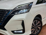 【LEDヘッドライト】悪天候や夜間走行時も良好な視界を確保し安心して運転できる高輝度LEDヘッドライトを装備!点灯速度が早く、消費電力も抑えられています。