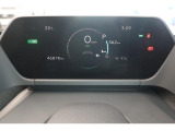 ハンドルよりも高く、かつ遠方の見やすい位置に7インチ液晶画面を配置。運転中に前方を見ながら、少ない視線移動で瞬時に情報を視認できるようにしています。