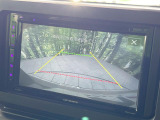 【バックカメラ】駐車時に後方がリアルタイム映像で確認できます。大型商業施設や立体駐車場での駐車時や、夜間のバック時に大活躍!運転スキルに関わらず、今や必須となった装備のひとつです!