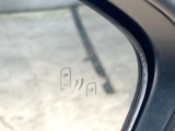 【ブラインドスポットモニター】走行中、ドアミラーの死角になりやすい箇所に後続車が接近するとサイドミラーのレンズに警告を表示!ドライバーに注意喚起をしてくれます。