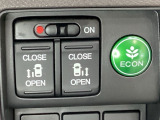 リアドアは乗り降りに便利な両側電動スライドドアです。また運転席に座っていながらスイッチ操作で自在にスライドドアを開け閉めできます。