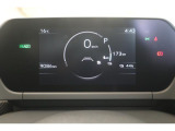 ハンドルよりも高く、かつ遠方の見やすい位置に7インチ液晶画面を配置。運転中に前方を見ながら、少ない視線移動で瞬時に情報を視認できるようにしています。