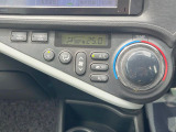 【オートエアコン】一度お好みの温度に設定すれば、車内の温度を検知し風量や温度を自動で調整。暑い&hellip;寒い&hellip;と何度もスイッチ操作をする必要はありません。快適な車内空間には必須の機能ですね♪