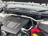 【STIタワーバー】お車の剛性を高めるタワーバーを装備。よりスムーズなコーナリング走行が可能となり、走りも楽しめます。