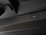ボタン1つで自動開閉するパワーテールゲート搭載!ドアを上げ下げすることなく楽々開閉。開ききった状態の高さも任意の位置で設定できるので、普段お使いの車庫などでもぶつける心配はありません♪