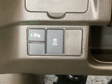 VSA装備車です。VSAはドライバーの操作と車の動きを見守っています。もし車の挙動が乱れたとき、4輪別々にブレーキをかけたり、エンジンパワーをしぼることによって車を安定させます。