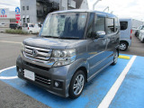 納車の前には、当社の整備工場でしっかり点検を行います。整備費用は車両価格に含まれます。