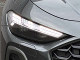マトリクスLEDヘッドライトは、ロービーム用のLEDライトと、ひとつのユニットに多数のLEDが組み込まれたハイビーム用ヘッドライトが組み合わされた革新のヘッドライトです。