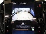 後方映像を11.6インチディスプレイに表示し、ステアリング連動ガイドラインが駐車をサポート。さらに後退時はリヤ4センサーが障害物を検知し、必要に応じてブレーキが作動します。