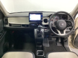 車内は光触媒抗菌消臭施工済です。インパネ周りはスタイリッシュなデザインで機能や装備も充実しています。グローブボックスやカップホルダーのほかにトレーなどたくさんの収納スペースが付いています。