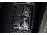 3つの走行モードがあります。『EVモード』はモーターのみで走行しガソリンを消費しないハイブリッド車ならではの環境にも優しい走行です。