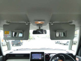 運転席にサンバイザー裏にはバニティミラーが備わっていますので、車の外に出る前にパパッと身だしなみをチェックすることができて便利ですよ♪