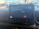 カーナビ付きです。カーナビの機能や保証につきましては、担当スタッフまでお尋ねください。