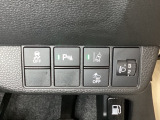 ハンドルの右側にはヘットライトリベライザーとHondaセンシング用のメインスイッチがついています。ヘッドライトリベライザーは道路状況や積荷の加重に応じてライトの高さを調節できます。