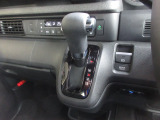 インパネシフトだから視線の移動も少なく足元もスッキリ。運転席もゆったりしているのでゆとりを持ってドライブできますね。