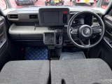 [フロントシート]インパネにシフトが付いているので足元広々!運転席から助手席の移動も楽々♪どちらからでも乗り降り出来るので、狭い場所の乗り降りも楽ちんですよ♪