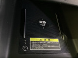 センターコンソールにはワイヤレス充電器を装備してます。Qi(チー)規格対応のスマートフォンなどを置くだけでワイヤレスで充電可能です。またスマートフォンの充電可能なUSB端子なども別途装備しています。