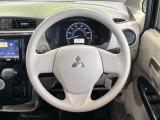 インテリアに合わせたデザインのステアリングは、運転される方のことも考え、運転しやすい形状、大きさです。是非一度、実際に触ってお確かめください。