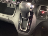 インパネシフトを採用しているので、前席の足元も広々としています。運転席と助手席の行き来もスムーズです!