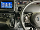 運転席周辺のスマートなレイアウトが、操作のしやすさを実現。快適なドライブをサポートします。手元で操作ができる、電子制御パーキングブレーキ。