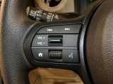 【ステアリングリモコン】ステアリングにオーディオ調節可能なスイッチが装備されていますので運転中でも視線をそらさずにオーディオの調節が可能です!
