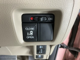 パワースライドドアの開閉はスマートキーのリモコンやドアノブは勿論、運転席側のスイッチ操作でも開閉ができ、安全・簡単です