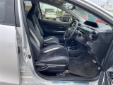 【運転席】座り心地が良いシートなので長時間の運転でも快適にお過ごしいただけます。新品のフロアマットのご注文も可能です。掲載箇所以外にご希望の写真がございましたらお気軽にお問い合わせ下さい。