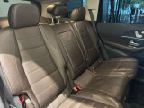 メルセデスのシートは少し硬めになっております。長時間の運転の際、適度な反発があることでお尻や腰の負担を減らす効果が御座います。