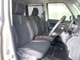 運転席まわりには十分なスペースがあり、大柄な方でもゆったり運転していただける環境です。