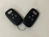 スマートキーを装備しています☆カギをカバンやポケットに入れて頂いた状態でドアロックの開閉やエンジンスタートをして頂けますよ!とても便利な装備です!