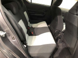 【後部座席】も当然、綺麗・清潔に仕上げております。内装の綺麗なお車は気持ちが良いですし、コンディションのいい車が多いです。これもオススメの1台です。