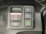 セレクトレバーの右に電子制御パーキングブレーキがあります。スイッチひとつで、停車した地点の傾斜などをシステムが検知・判断してブレーキ力を自動的に最適制御し、しっかり停車できるパーキングシステムです。