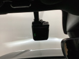 【ドラレコ】万が一の瞬間を映像で記録し、言葉だけでは伝えきれない状況を正確に形に残してくれます。運転中の不安を「見える安心」に変えて、毎日のドライブを心強く支えてくれる装備です。