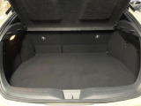積み下ろしのしやすいデッキにはたっぷりと荷物を積み込んでいただけます。遊びから仕事まで、様々なシーンで頼れます♪