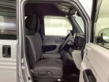 フィット感のあるシート。しっかりと支えてくれるので、長時間の運転を快適にサポートしてくれます。