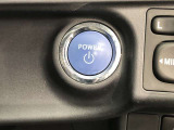 エンジンスタートスイッチです。キーが車内にあれば、エンジンの始動や停止はスイッチを押すだけ!キーを取り出す手間を省き、ワンプッシュで操作できるので簡単でスムーズです。