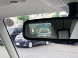 バックミラーにもアラウンドビューモニターの映像が映せます
