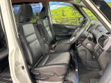 運転席まわりには十分なスペースがあり、大柄な方でもゆったり運転していただける環境です。