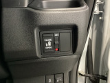 パワースライドドアの開閉はスマートキーのリモコンやドアノブは勿論、運転席側のスイッチ操作でも開閉ができ、安全・簡単です