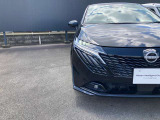 白く光量が高いLEDヘッドライトです☆視認性の高いフォグランプも搭載しており、暗い夜道や、霧などで見えにくい時に視認性の役立ちます♪