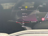 低走行車両入庫!レイアウトはステアリングスイッチで切り替えでき運転に集中しながら必要な情報を瞬時に得ることが可能です。