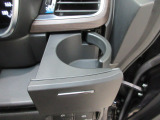 運転席右側の手の届きやすい位置にもドリンクホルダーがあります。